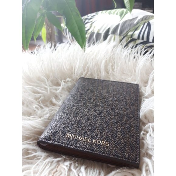 MICHAEL KORS Bedford passport wallet - Picture 1 of 3